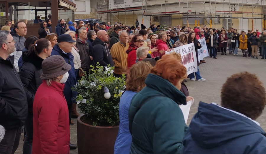 Más de 300 personas se suman a la cuarta manifestación por un médico a jornada completa en Corrubedo