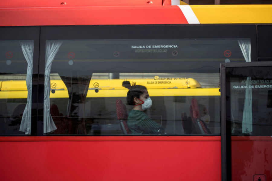 España seguirá manteniendo la mascarilla obligatoria en el transporte público