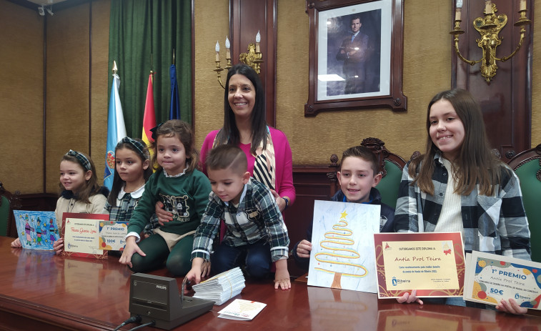 Las postales de Navidad del Concello de Ribeira llevarán el dibujo de un árbol con los colores de la inclusión