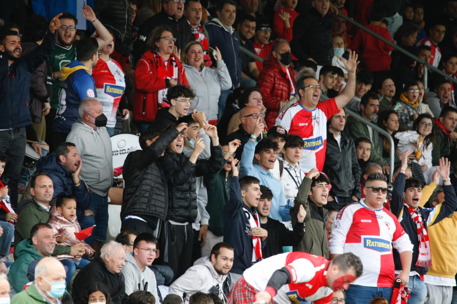 El Arosa homenajea a sus socios en el duelo ante la UD Ourense