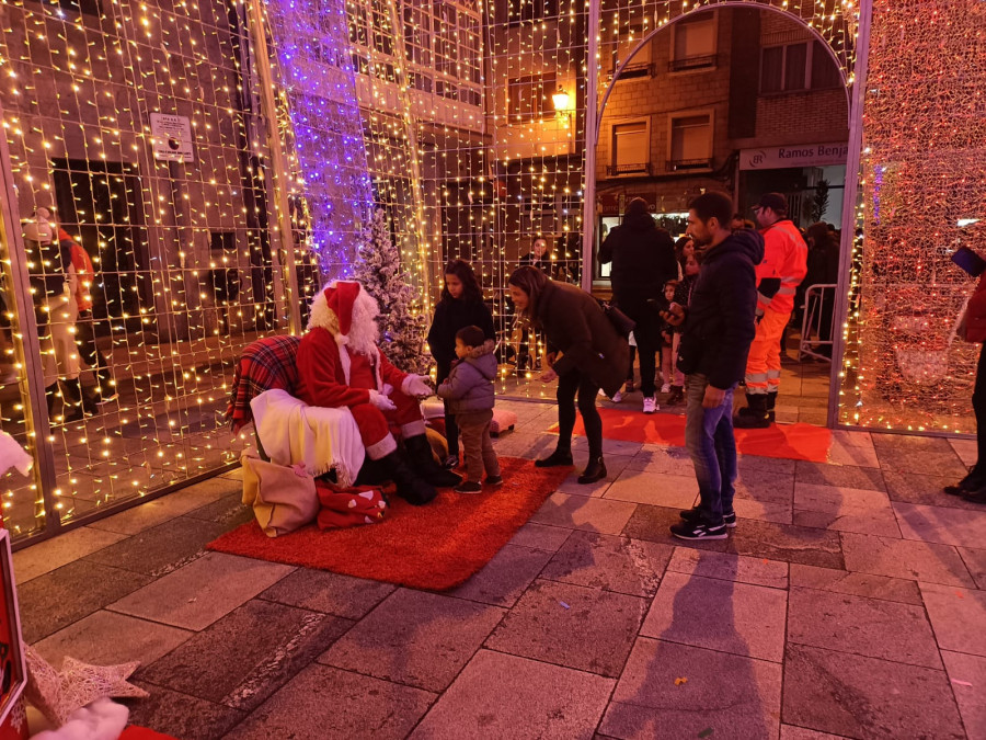 Rianxo enciende su alumbrado de Navidad, que incluyó la novedad de la colocación de un árbol luminoso en cada parroquia