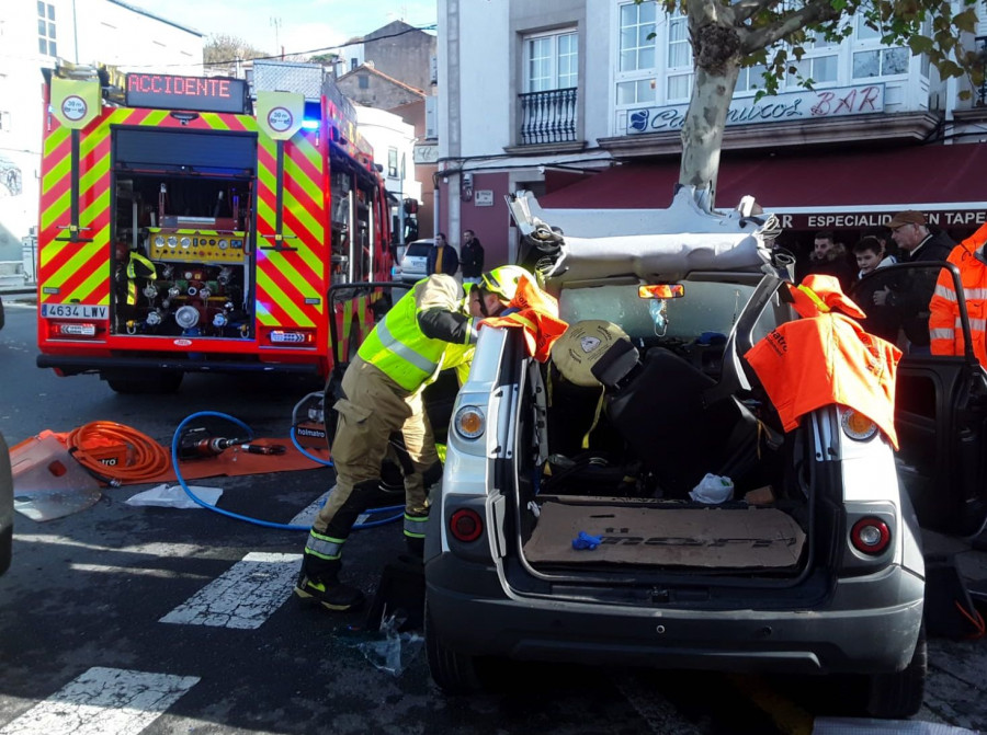 Excarcelan a un conductor que se salió de vía y chocó contra un árbol en Carril