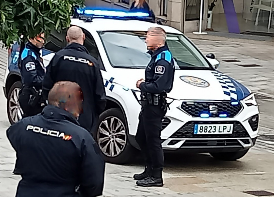 Roba el bolso a una mujer usando el método del tirón en Ribeira y se da la fuga, pero un testigo que lo persiguió lo identificó