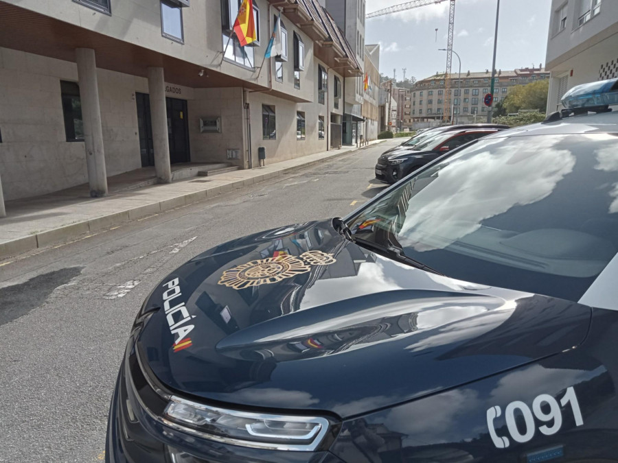 Queda libre el detenido por robar en Ribeira el bolso con joyas a una mujer usando el método del tirón
