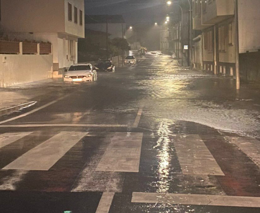 Una vecina de Aguiño vivió momentos de gran angustia al ver como su casa se inundaba durante la intensa lluvia
