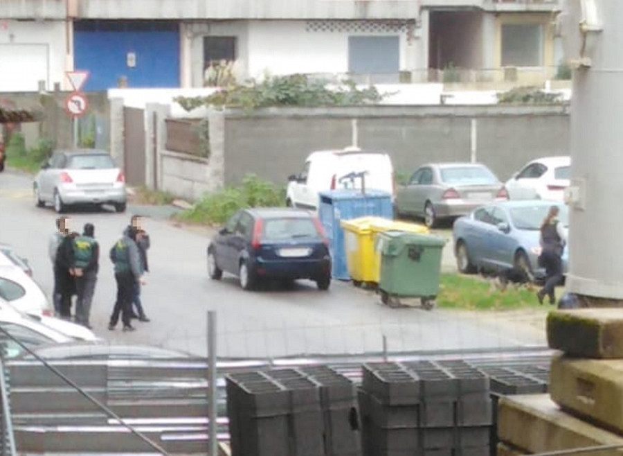 Una operación de Guardia Civil y Policía deja registros en Vilagarcía y un restaurante de Cambados