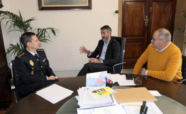 El jefe de la Comisaría Provincial asegura que Vilagarcía es una ciudad segura en su primer visita