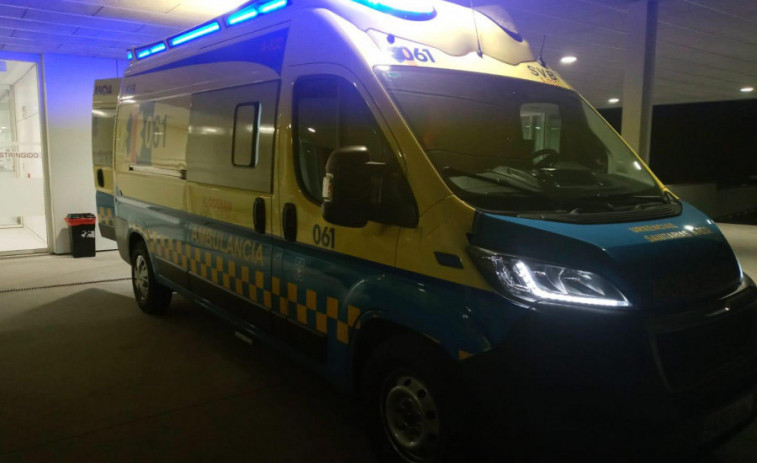 Evacuado al hospital un octogenario que resultó herido tras ser atropellado en un paso de peatones en Ribeira