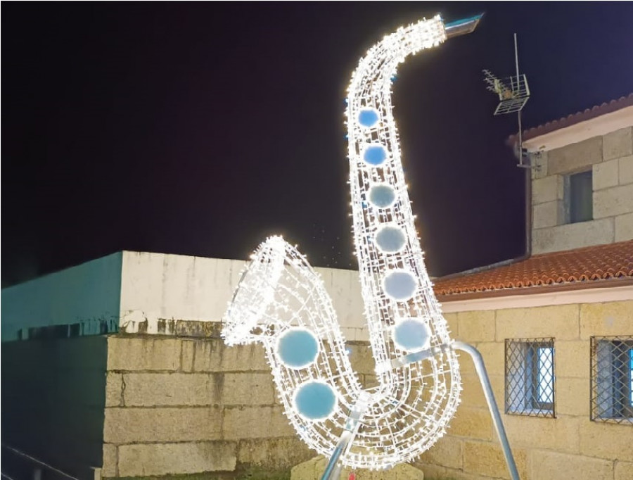 Meaño instala un gran saxofón luminoso como novedad esta Navidad, en homenaje a los músicos