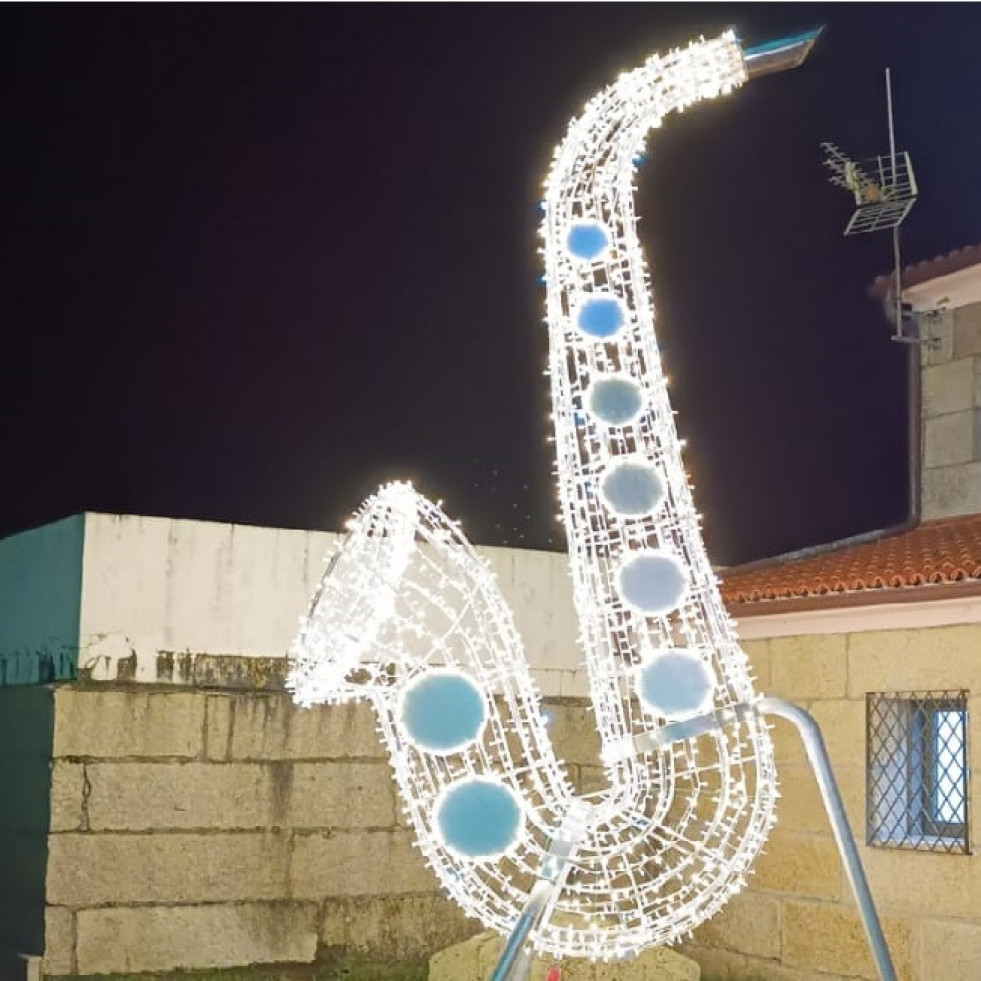 Meaño instala un gran saxofón luminoso como novedad esta Navidad, en homenaje a los músicos