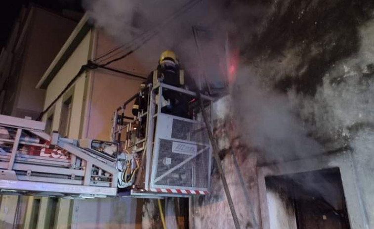 Un incendio afectó a una vivienda abandonada en la Rúa Díaz de Rábago de A Pobra en la que a veces dormía una persona