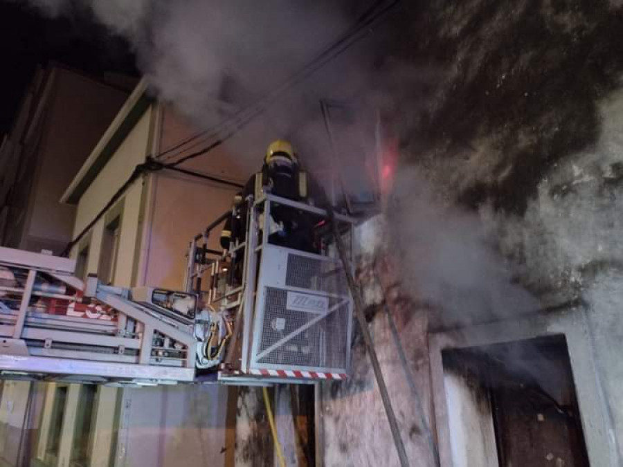 Un incendio afectó a una vivienda abandonada en la Rúa Díaz de Rábago de A Pobra en la que a veces dormía una persona