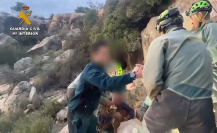 La Guardia Civil rescata a una perra atrapada desde el domingo en una cueva