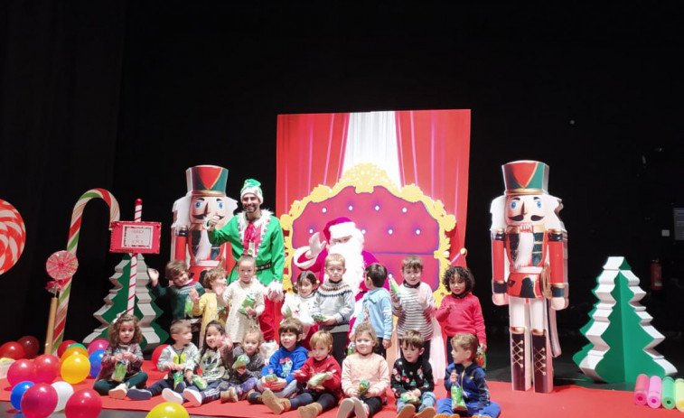 Los niños de la escuela Monte Carmelo de A Pobra fueron recibidos por Papá Noel dentro de su gira por la villa