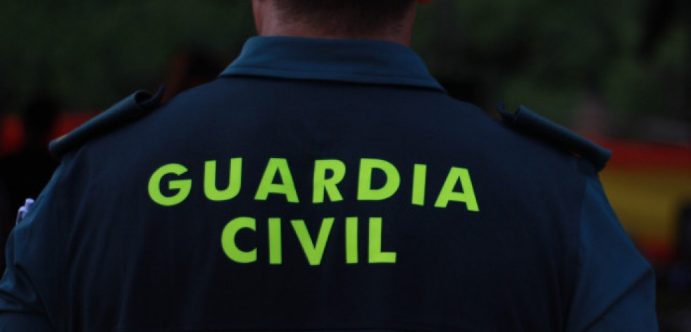 La Guardia Civil impide que un hombre se tire al agua en el puente Pasares
