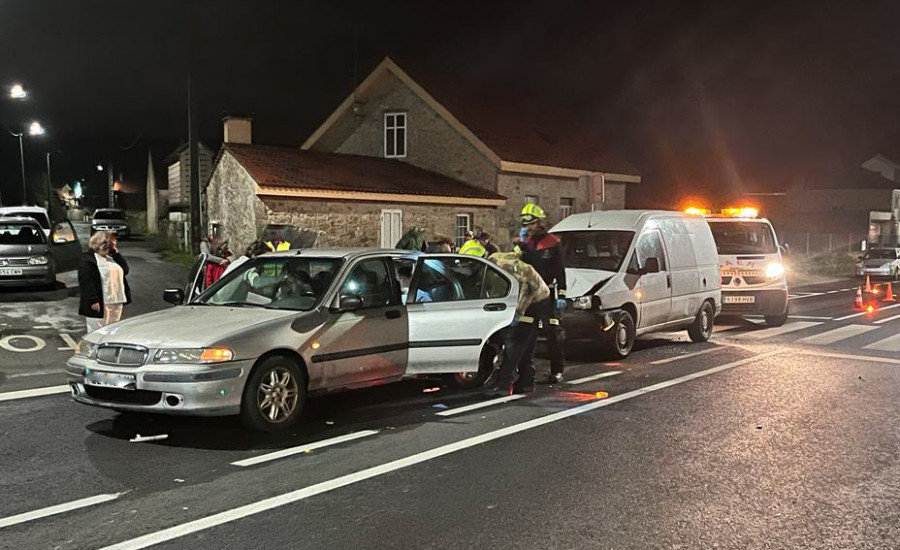 Heridos dos menores de edad en un accidente por alcance entre una furgoneta y un coche en Oleiros, en Ribeira