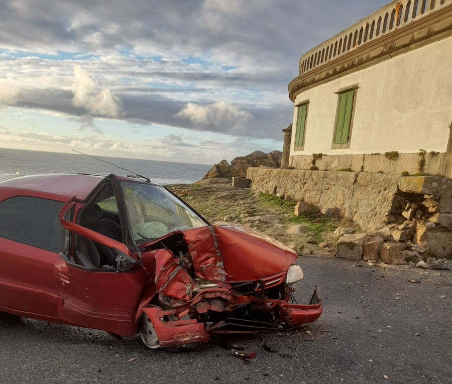 Herido un joven tras impactar su coche contra el faro de Corrubedo