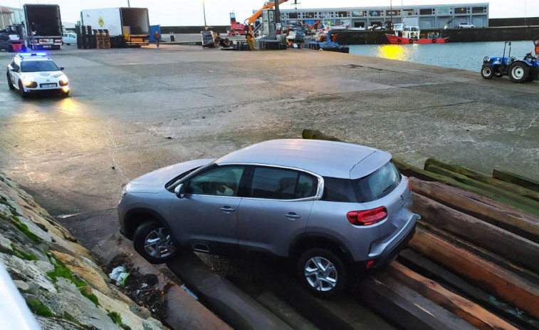 Un buzo rescató al conductor de un coche que se precipitó al agua en el muelle de Cabo de Cruz