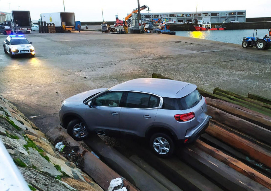 Un buzo rescató al conductor de un coche que se precipitó al agua en el muelle de Cabo de Cruz