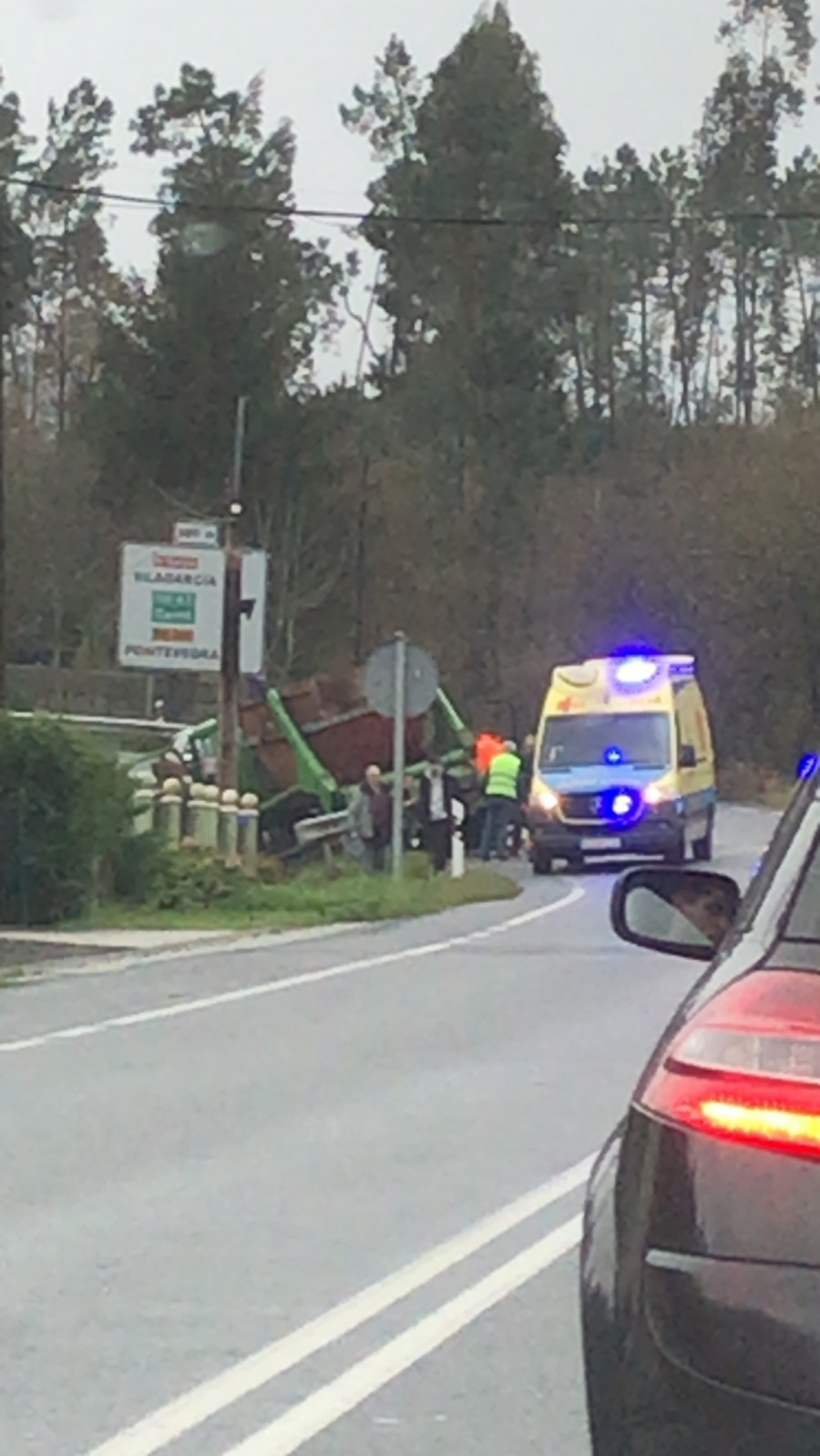 Herido el conductor de un tractor tras chocar contra un camión de desatasques en Caldas