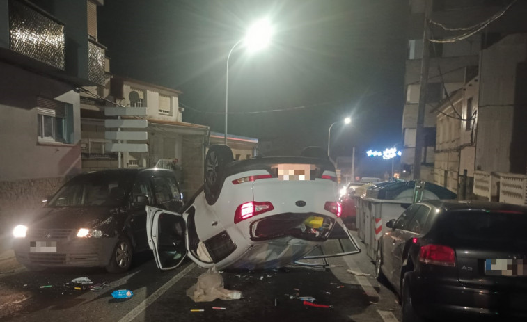 Una persona resulta herida leve al volcar con su coche en el centro de O Grove