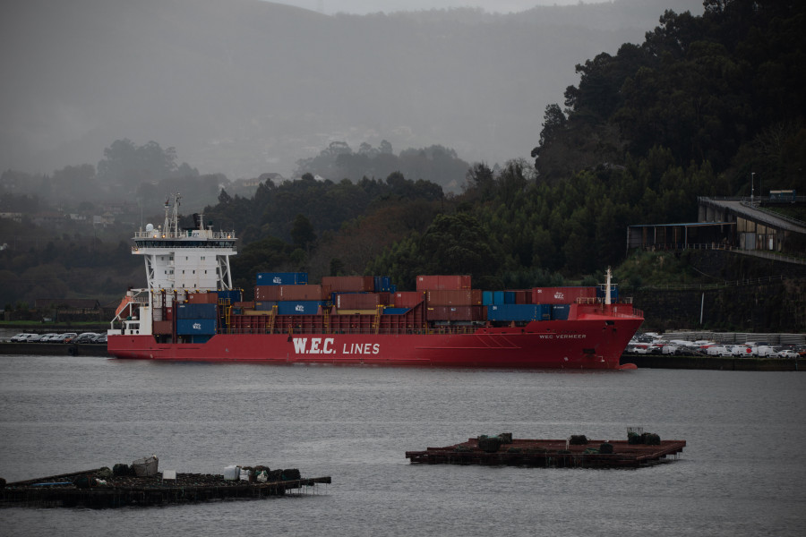 El “Wec Vermeer” abandona el puerto de Vigo tras abonar la fianza de 230.000 euros