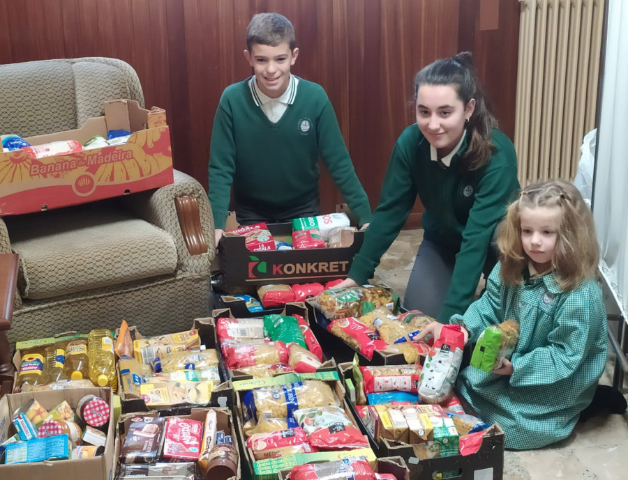 Cáritas Ribeira repone su almacén con una tonelada de alimentos donados este mes por diversas entidades