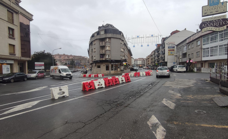 La instalación de una rotonda y tres isletas temporales testa el tráfico rodado en la PO-308