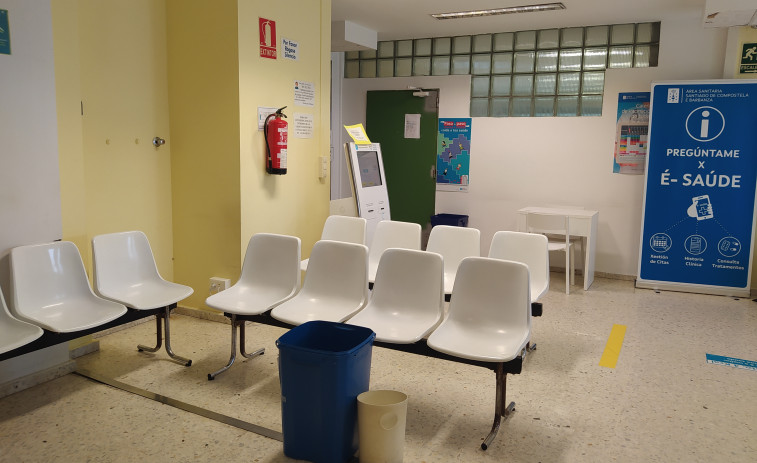Pacientes del centro de salud de Ribeira denuncian las goteras y filtraciones de agua en el edificio