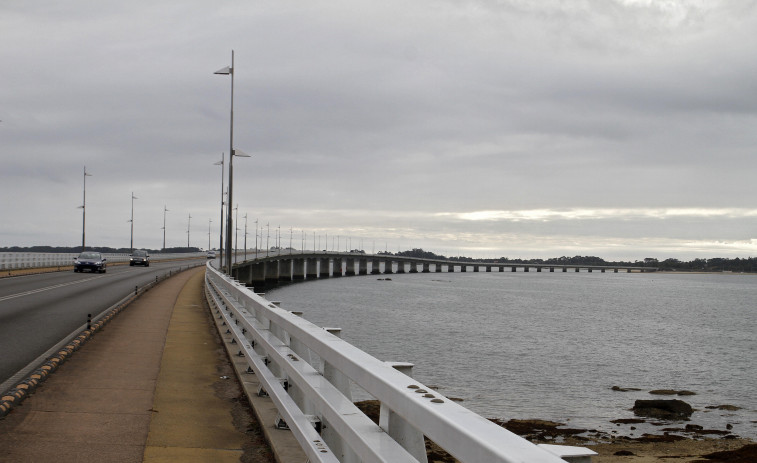 El Concello isleño denuncia que el puente lleva 10 días sin luz y es un “grave risco para la condución”