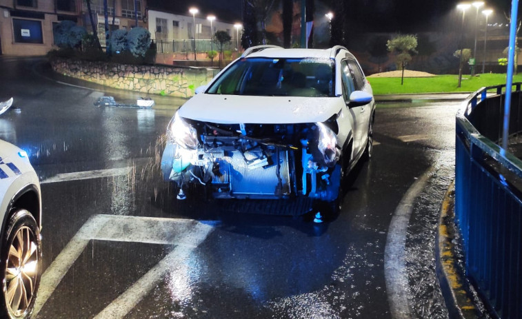 Un conductor se da a la fuga con su vehículo tras un accidente contra otro coche en la rotonda de Padín, en Ribeira