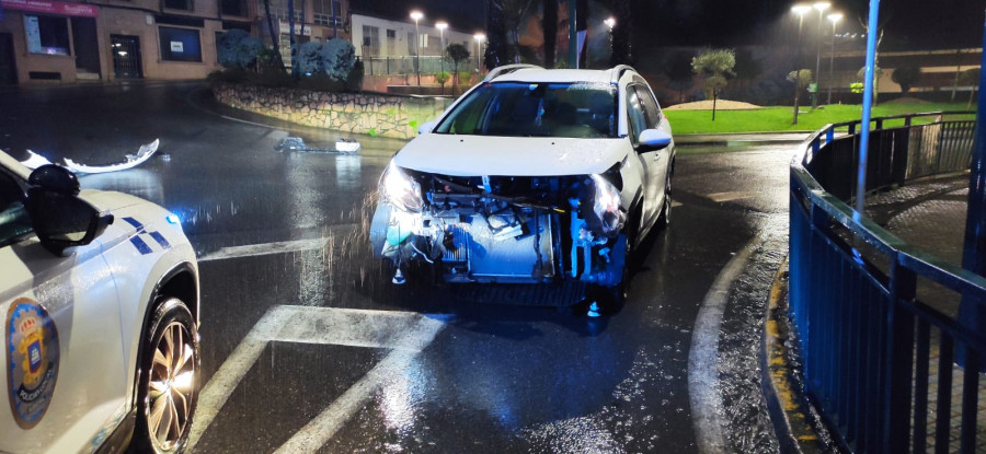 Un conductor se da a la fuga con su vehículo tras un accidente contra otro coche en la rotonda de Padín, en Ribeira