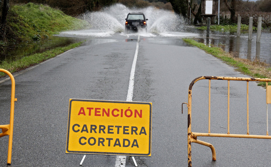 Las fuertes lluvias ponen a prueba el tráfico en O Salnés y Ulla-Umia