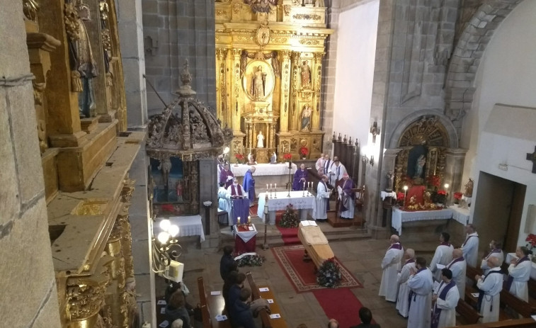 Barrio preside el funeral por Crisanto Rial, cura de Cea durante décadas