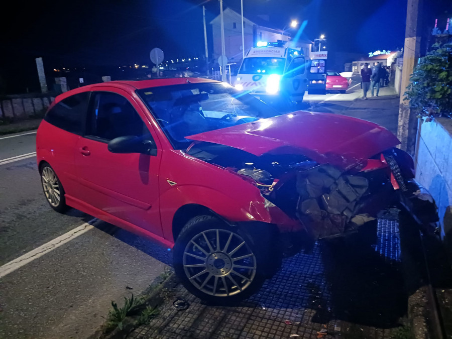 Un accidente entre dos coches se salda con un herido en Cambados