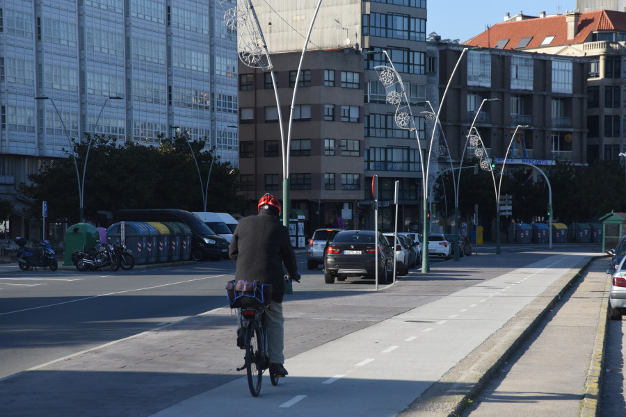 Los carriles bici del Malecón y As Carolinas, en Ribeira, verán mejorada su seguridad al renovar su pavimento y color