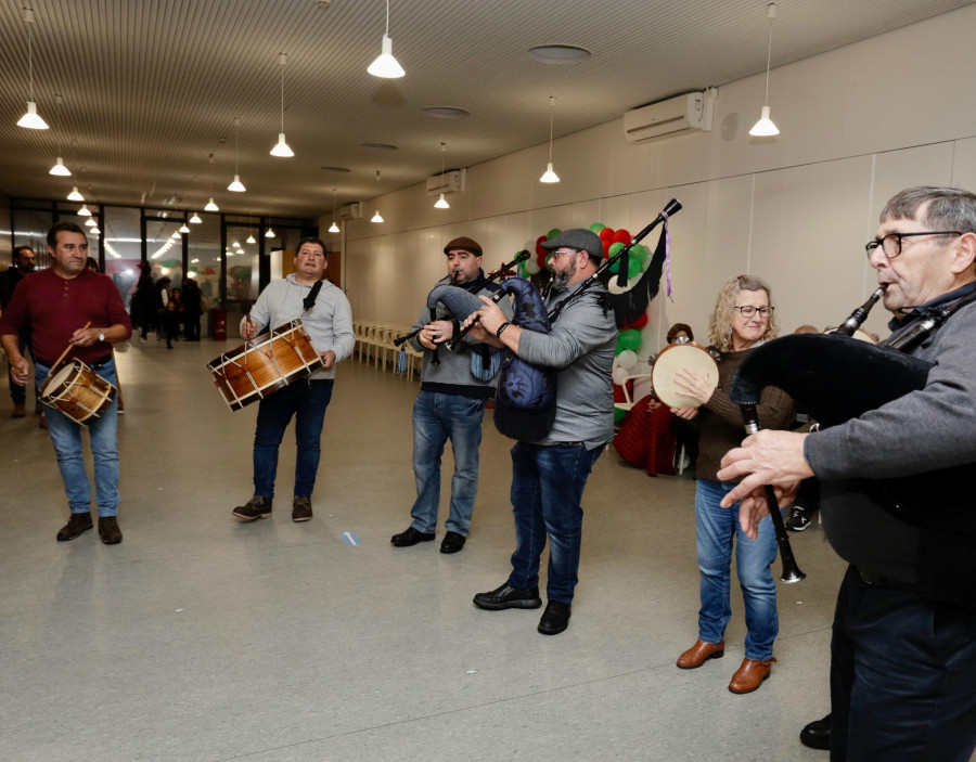 La Escola de Música e Baile de Dorna puso ritmo a la tarde en A Illa