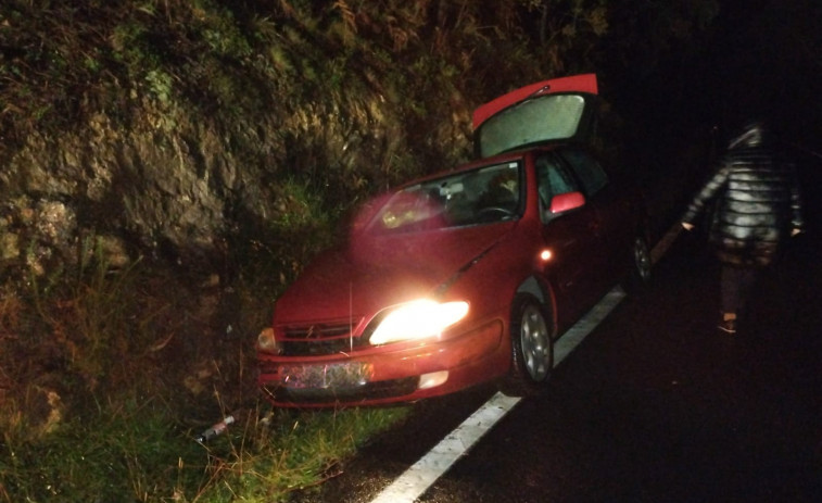 Herido un joven en un accidente de tráfico en la carretera de Outeiro al cruce de O Vilar, en Ribeira