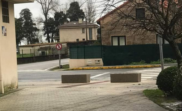 Una empresaria denuncia que el Concello de Boiro bloqueó los accesos a su almacén con bancos de piedra
