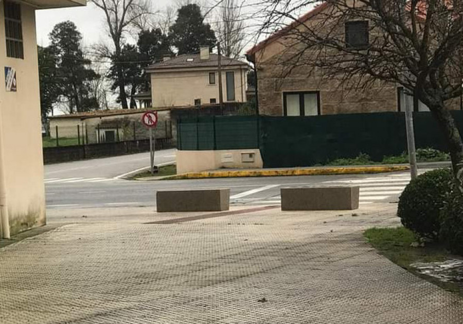 Una empresaria denuncia que el Concello de Boiro bloqueó los accesos a su almacén con bancos de piedra