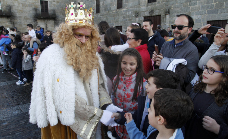 Cambados suma zancudos e hinchables gigantes a su Cabalgata de Reyes, que recupera el reparto de caramelos