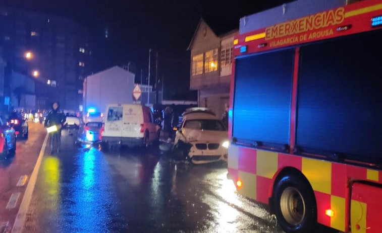 Un accidente con tres vehículos implicados se salda con un herido en Vilagarcía