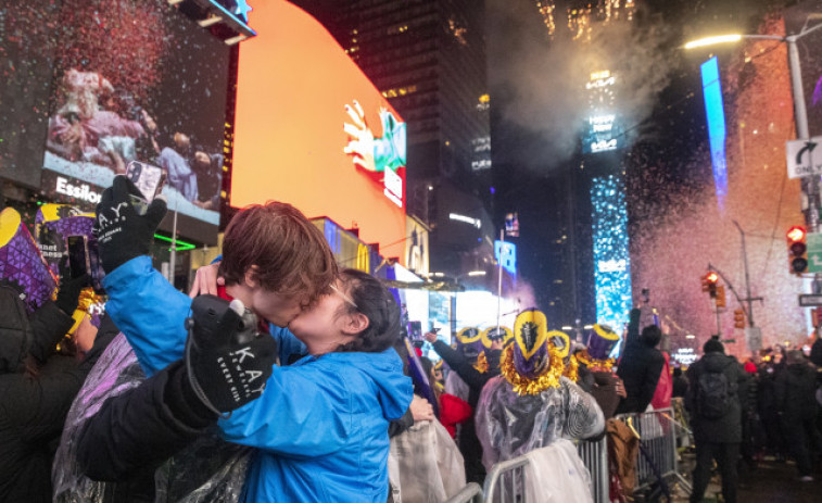 Tres policías heridos en ataque con machete cerca de festejos en Times Square