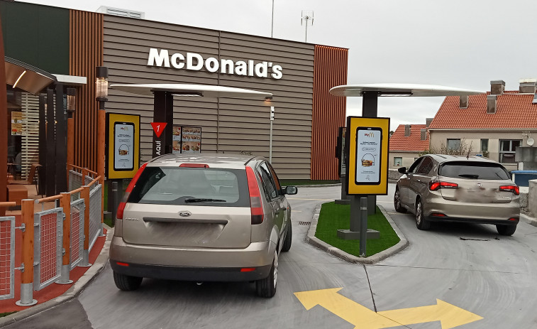La gran afluencia de gente en sus coches al McDonald’s colapsa el tráfico en la rotonda de Xarás, en Ribeira
