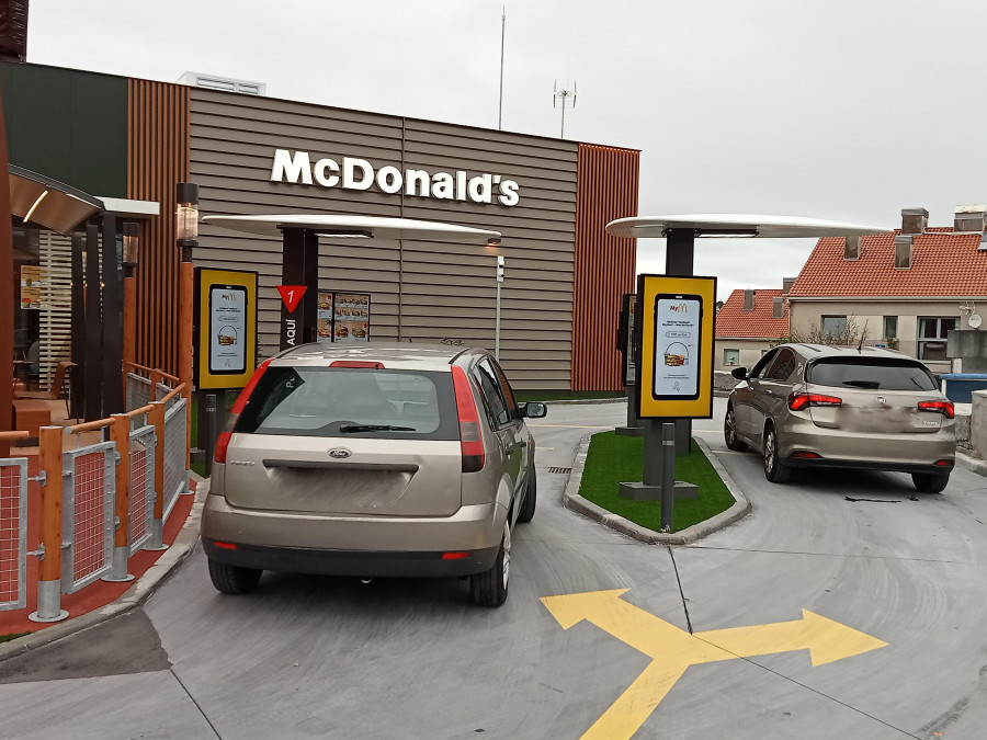 La gran afluencia de gente en sus coches al McDonald’s colapsa el tráfico en la rotonda de Xarás, en Ribeira