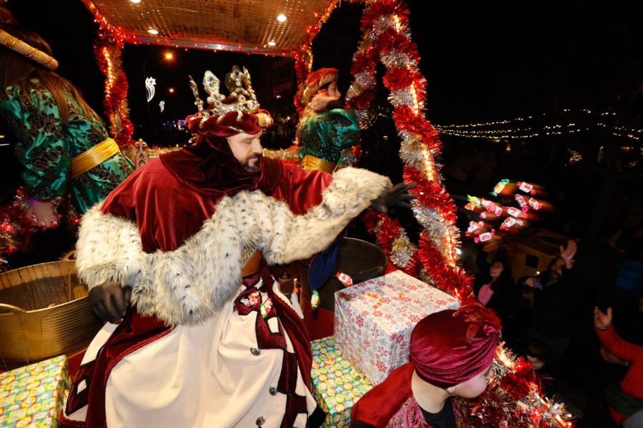 Multitudinaria Cabalgata de Reyes en Vilagarcía