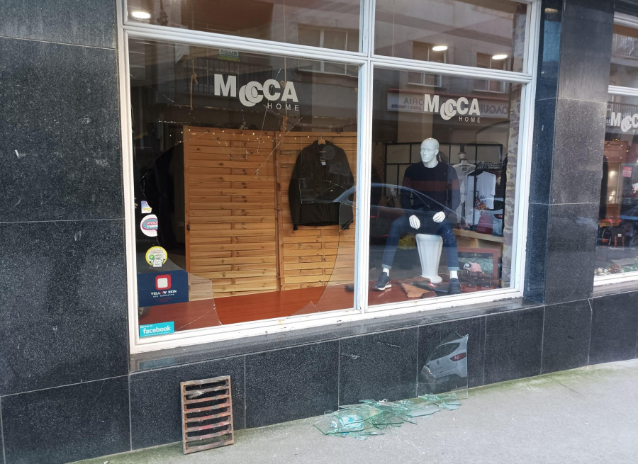 Roban la caja con dinero de una tienda tras romper el escaparate con una rejilla del alcantarillado