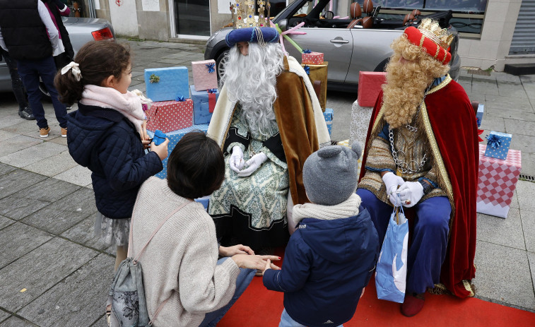Decenas de regalos bajo el árbol y largas colas para conseguir roscones marcan el día de Reyes