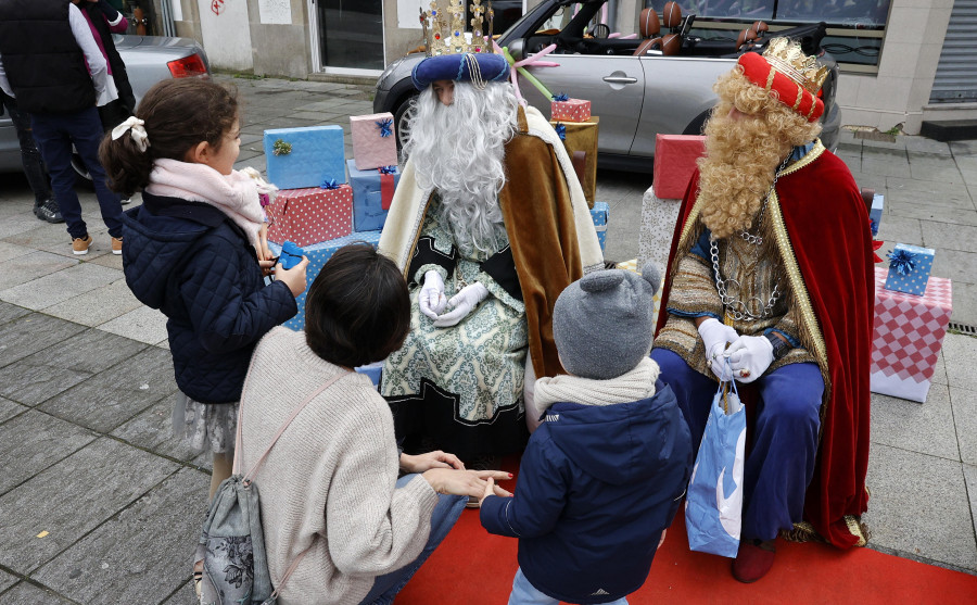 Decenas de regalos bajo el árbol y largas colas para conseguir roscones marcan el día de Reyes