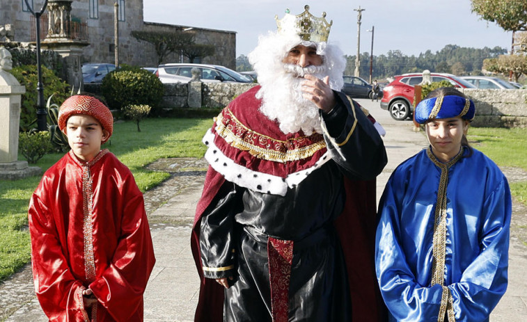 Los Reyes recuperan en Ribadumia la tradición de visitar y agasajar a los ancianos